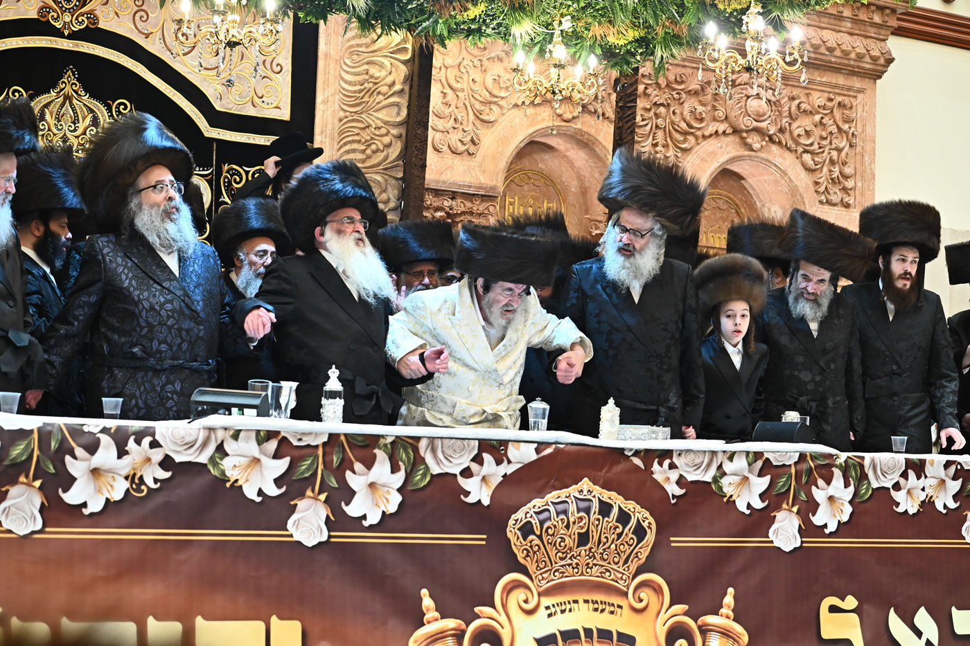 נעילת החג וסעודת הכנסת ס"ת בויז'ניץ