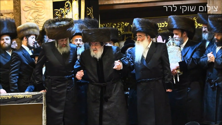 הכנסת ספר תורה בחצה"ק ויז'ניץ 