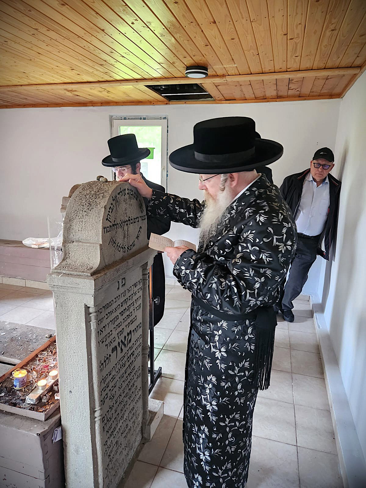 האדמו"ר מקרעטשניף קריית גת במסע הקודש לאירופה
