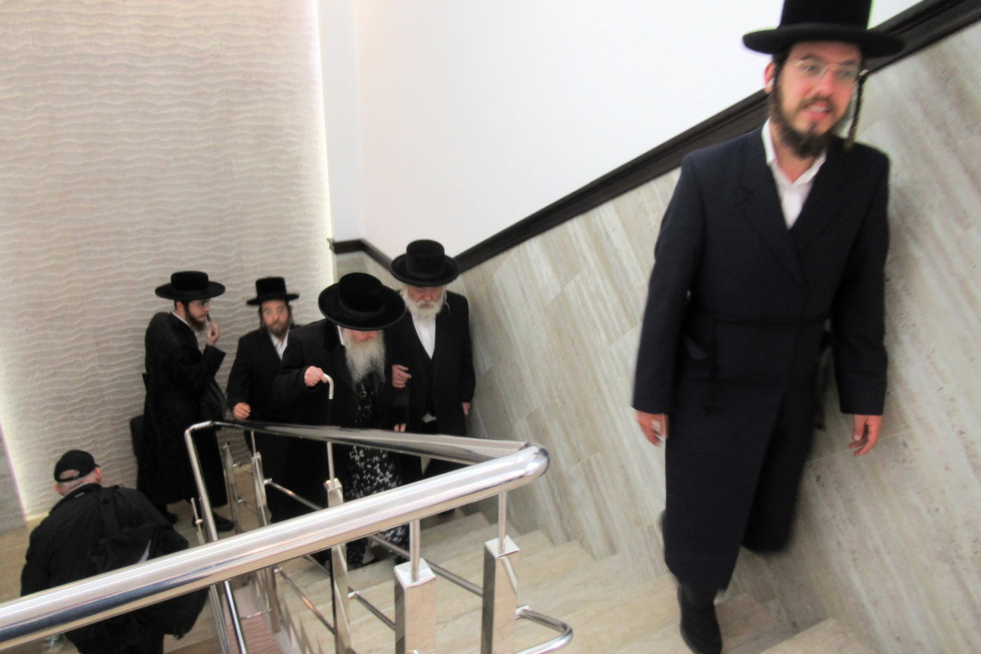 האדמו"ר מקרעטשניף קריית גת במסע הקודש לאירופה