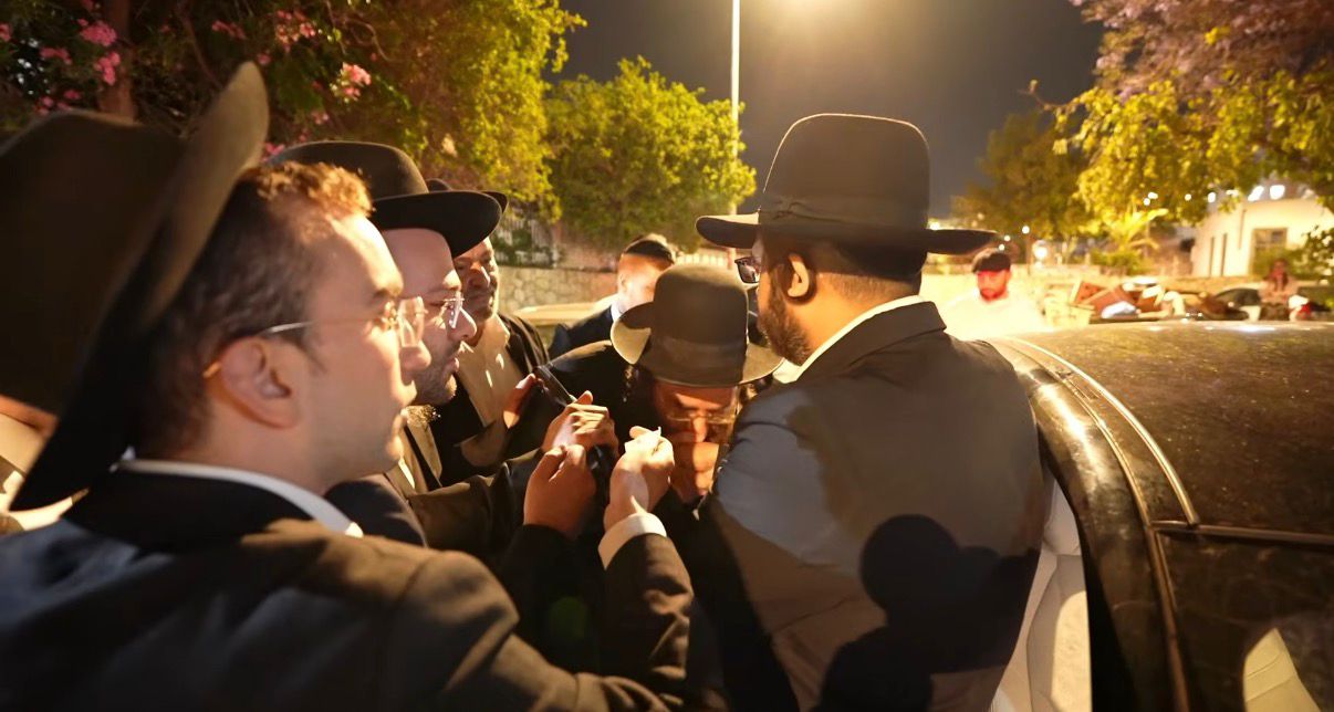 הגאון הינוקא מנחם את הגרמ"מ קארפ