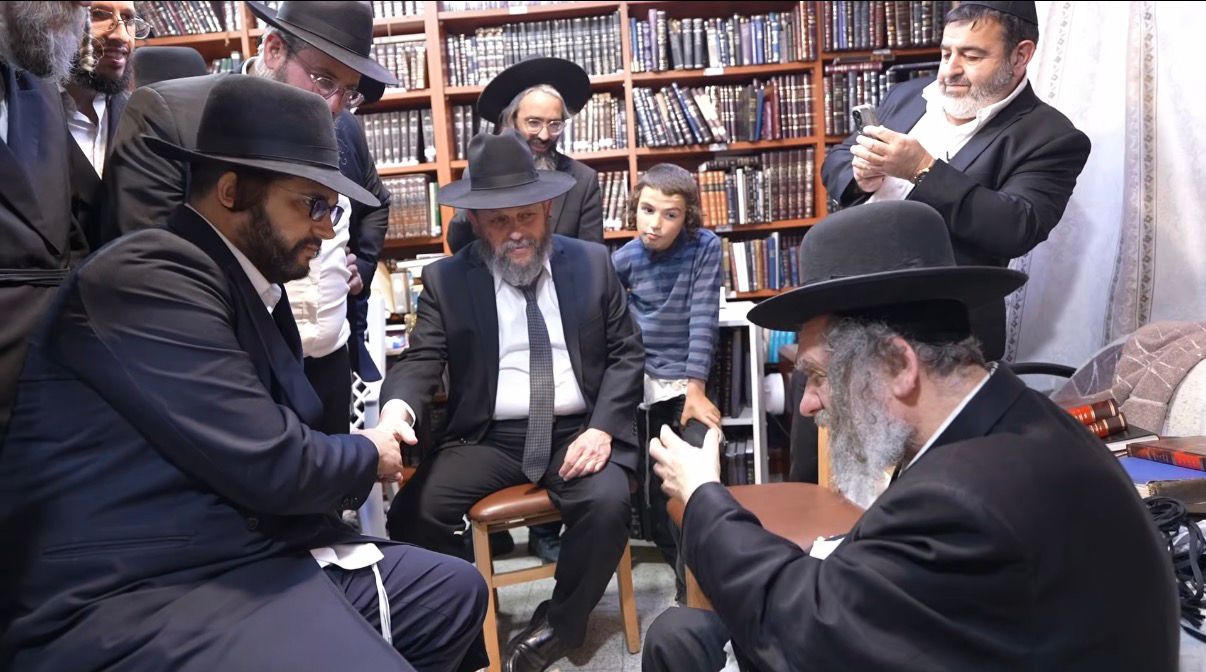הגאון הינוקא מנחם את הגרמ"מ קארפ