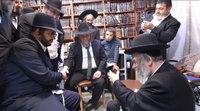 הגאון הינוקא מנחם את הגרמ"מ קארפ