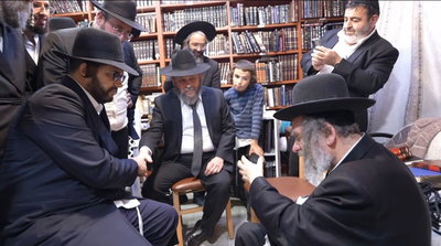 הגאון הינוקא מנחם את הגרמ"מ קארפ