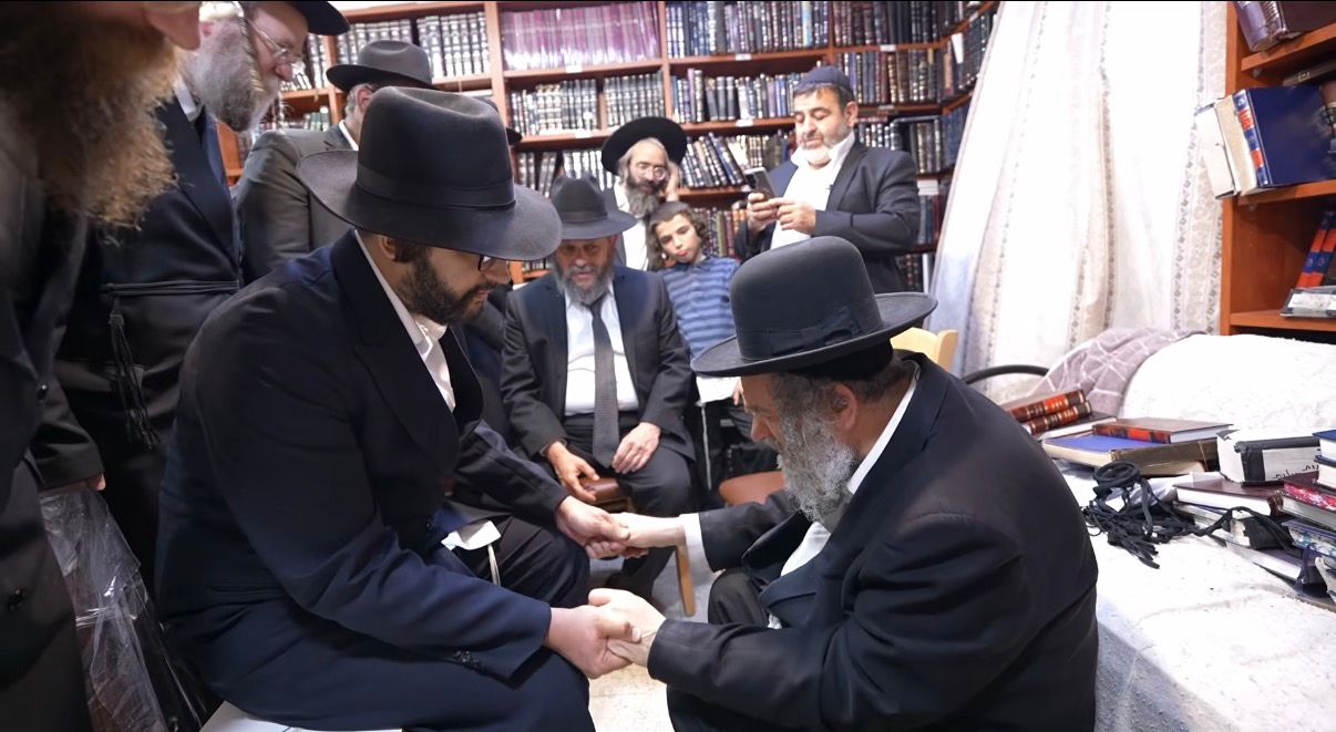 הגאון הינוקא מנחם את הגרמ"מ קארפ
