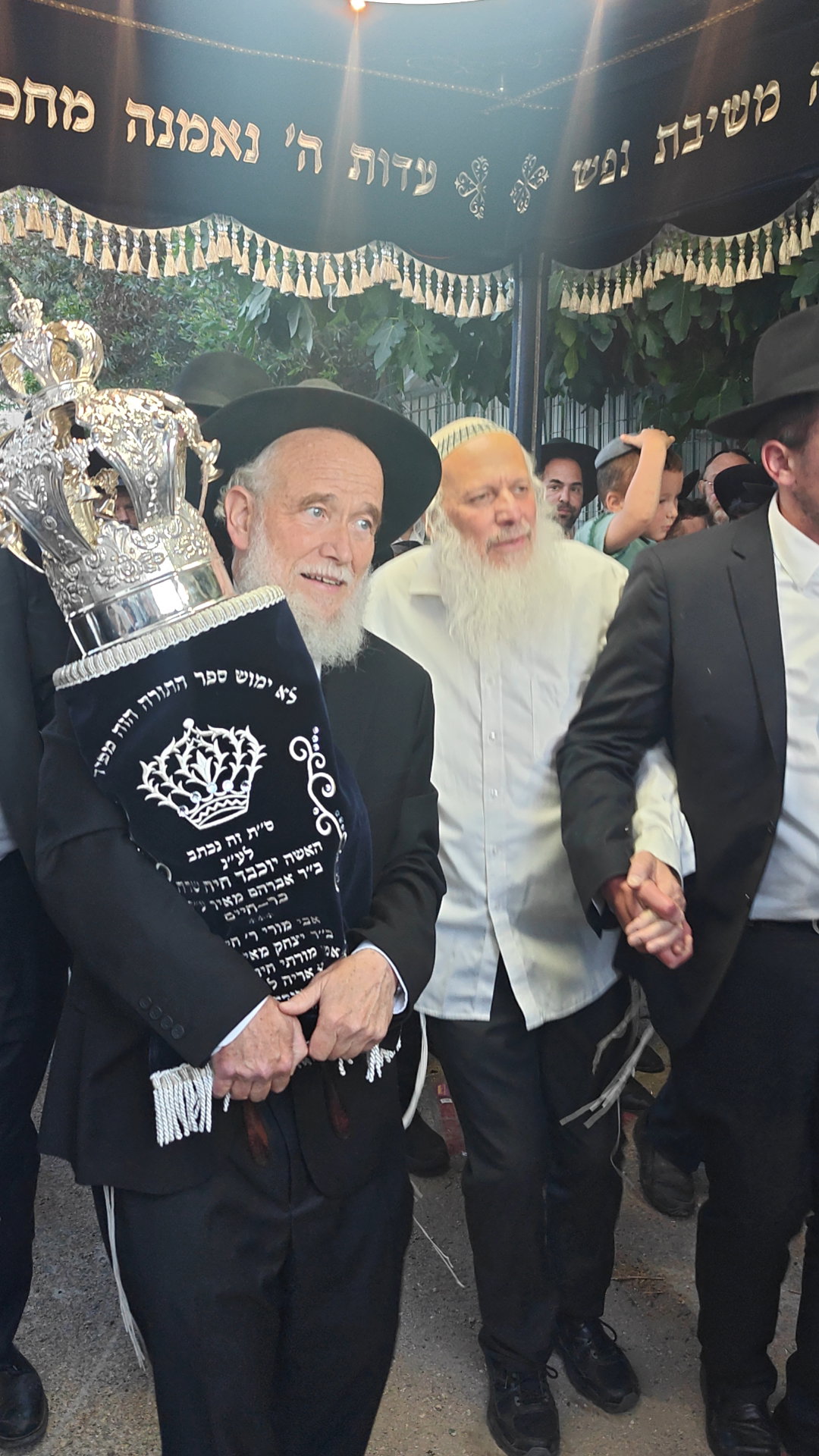 חיילים לצד בחורי ישיבה בהכנסת ספר התורה של הרב בר חיים ממייסדי הנחל החרדי