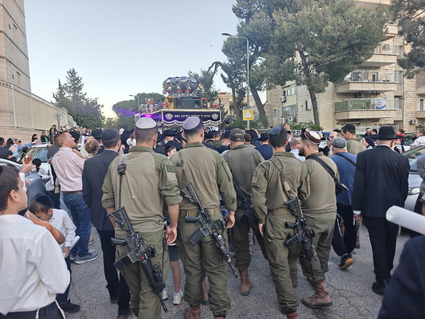 חיילים לצד בחורי ישיבה בהכנסת ספר התורה של הרב בר חיים ממייסדי הנחל החרדי