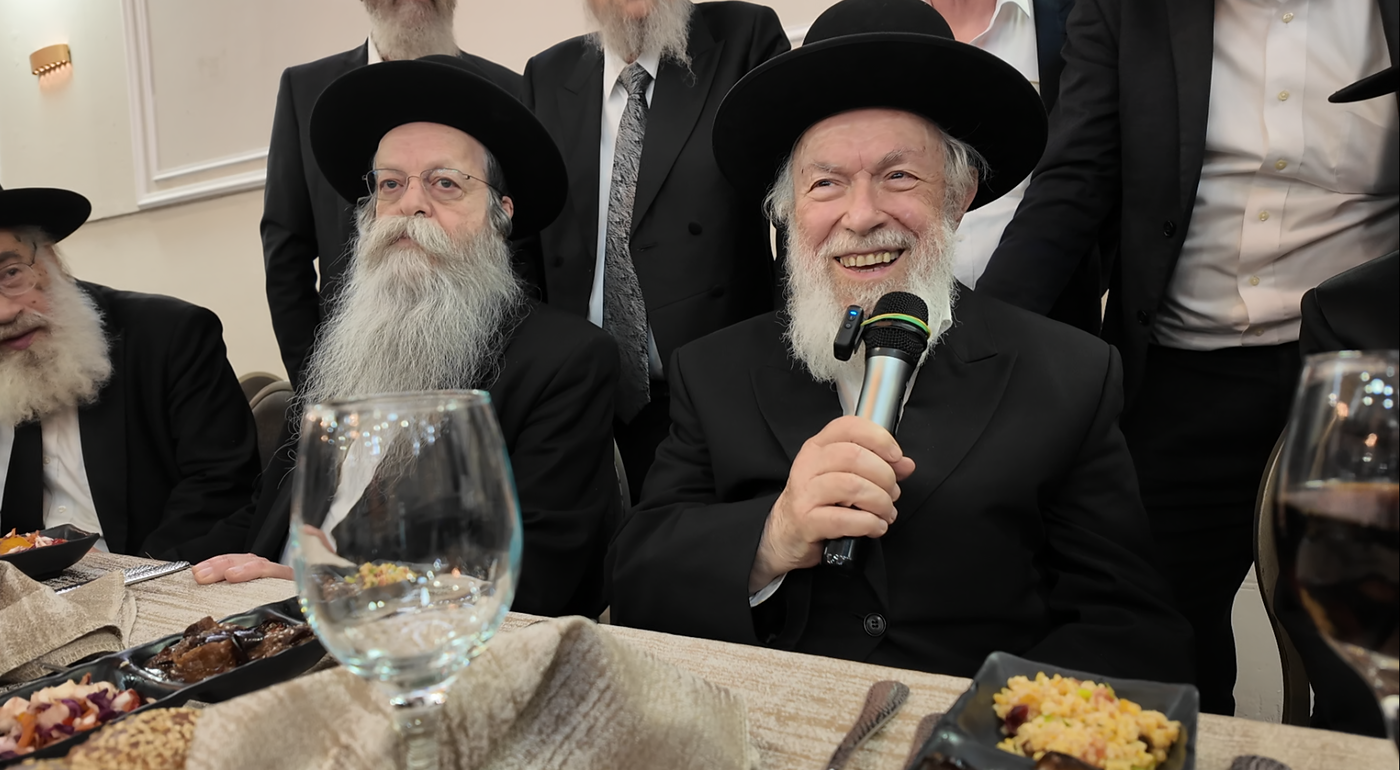 הגר"י זילברשטיין נושא דברים בשמחה
