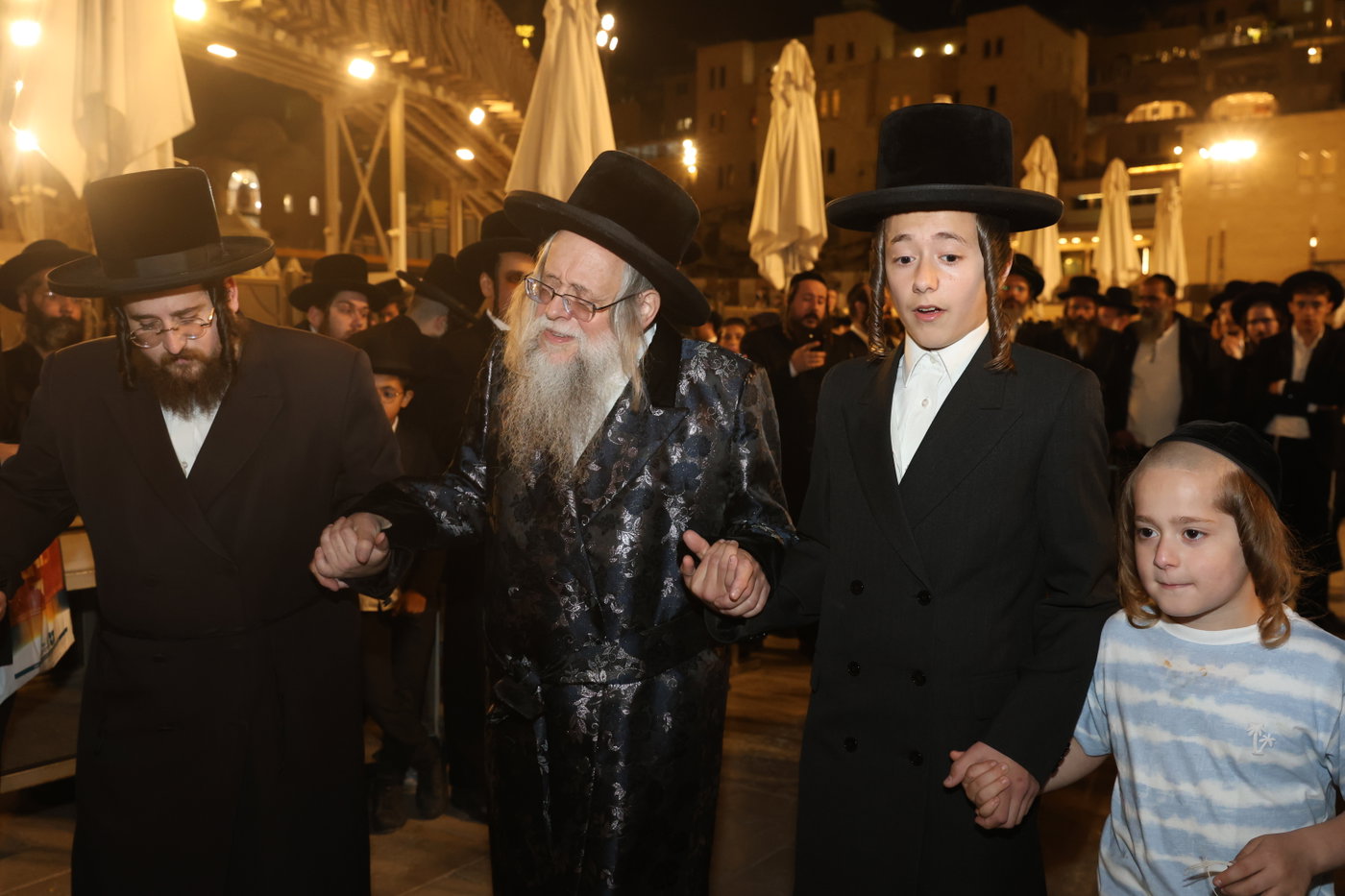 אדמורי"ם ורבנים בכותל - אסרו חג שבועות