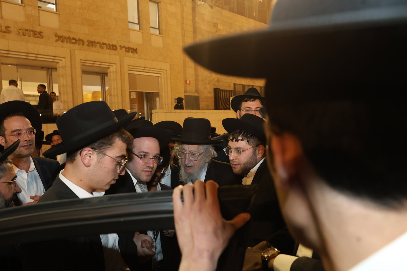 אדמורי"ם ורבנים בכותל - אסרו חג שבועות