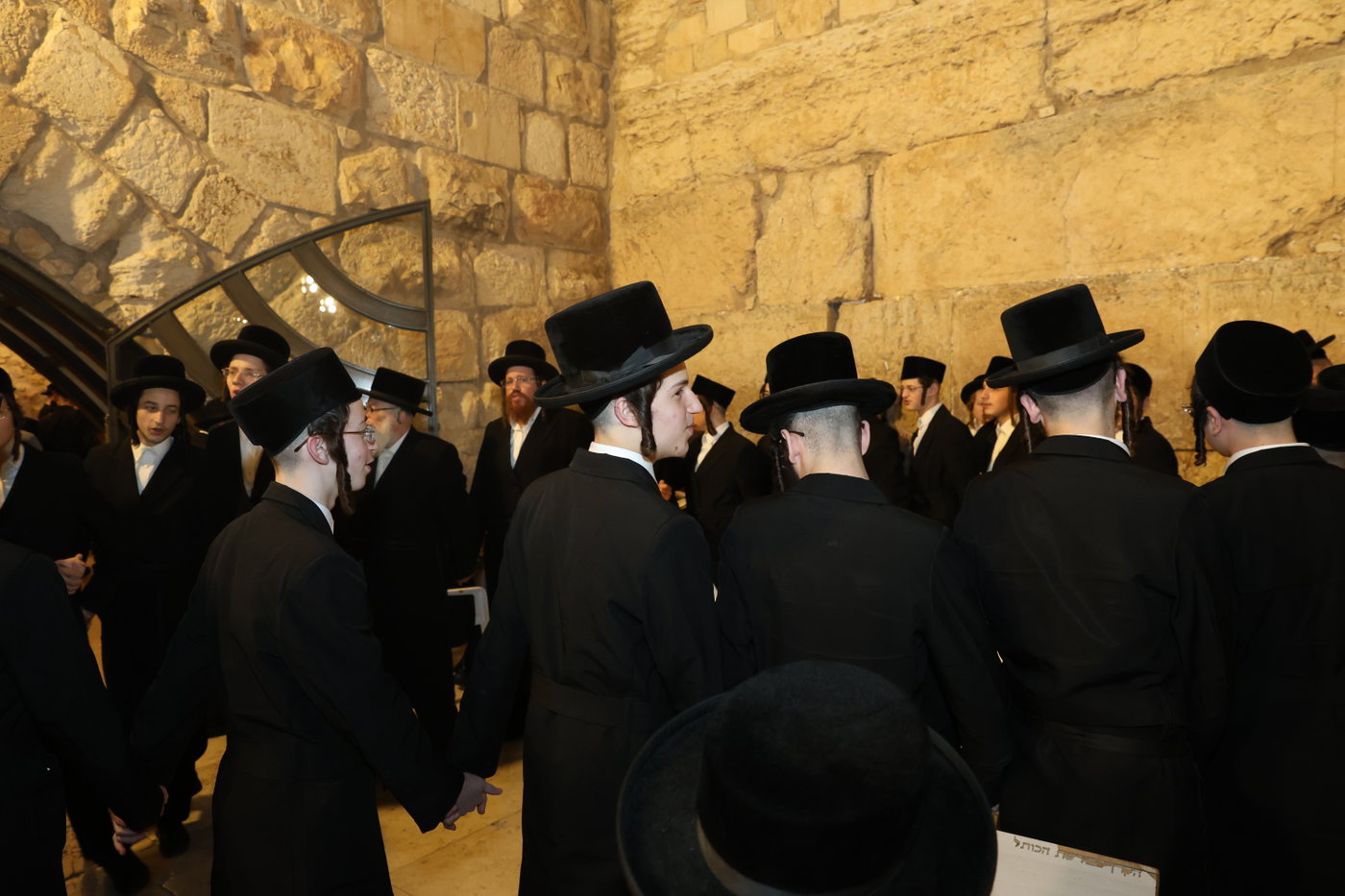 אדמורי"ם ורבנים בכותל - אסרו חג שבועות