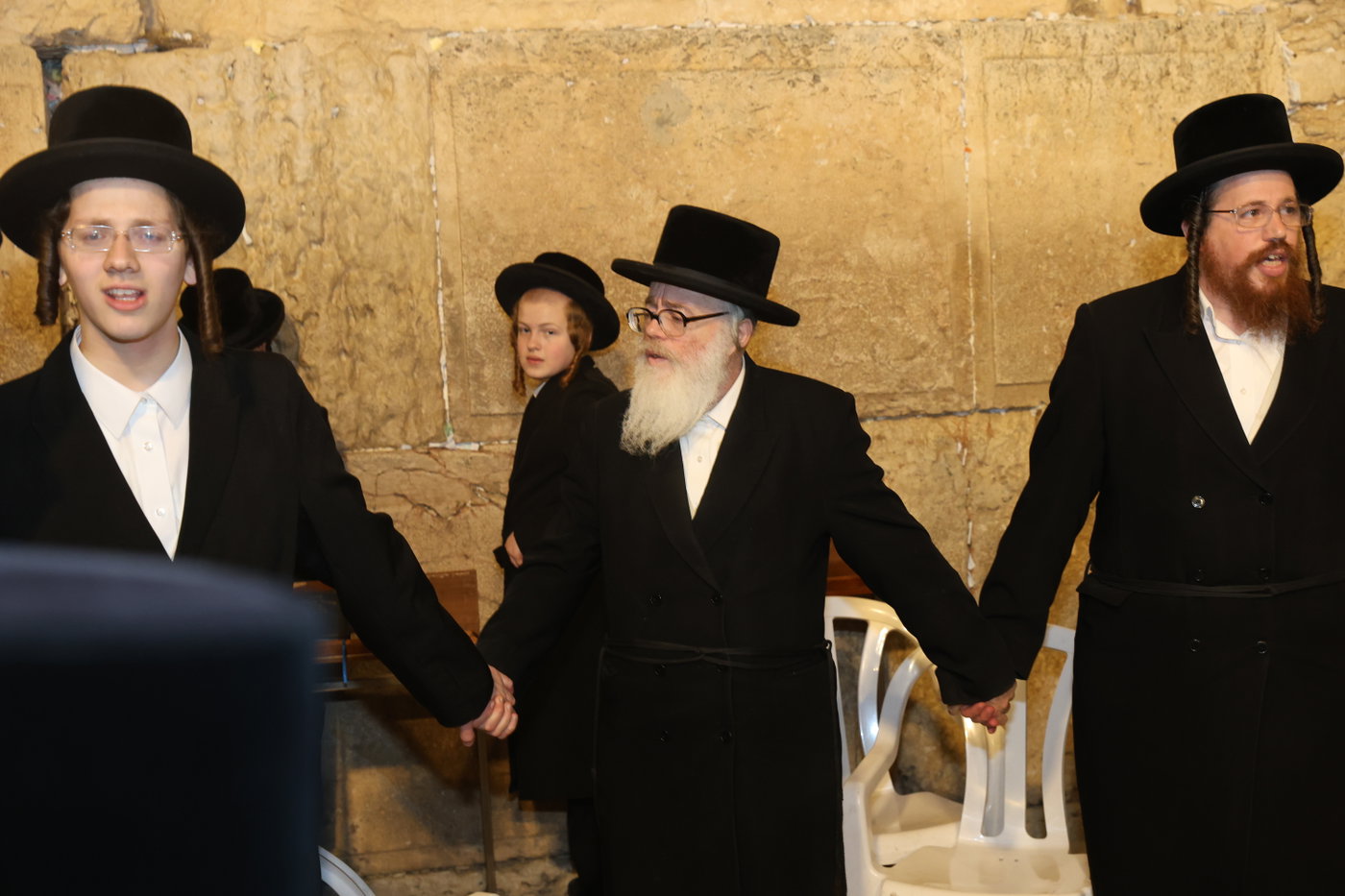 אדמורי"ם ורבנים בכותל - אסרו חג שבועות