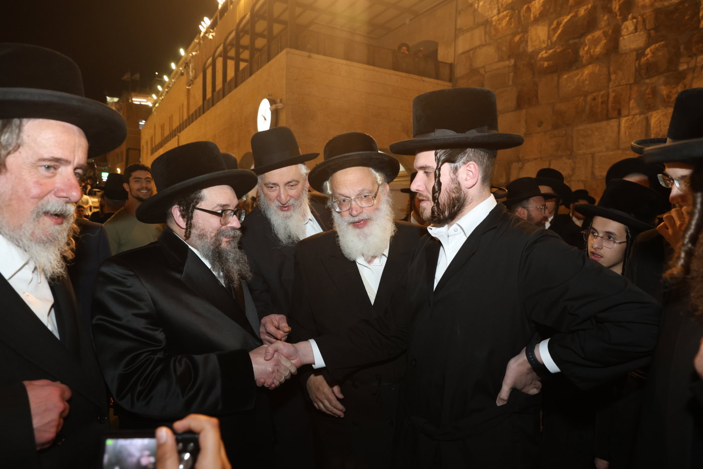 אדמורי"ם ורבנים בכותל - אסרו חג שבועות