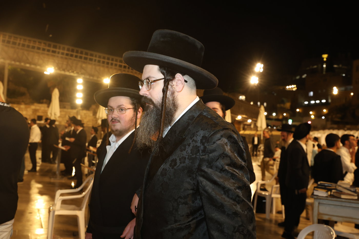 אדמורי"ם ורבנים בכותל - אסרו חג שבועות