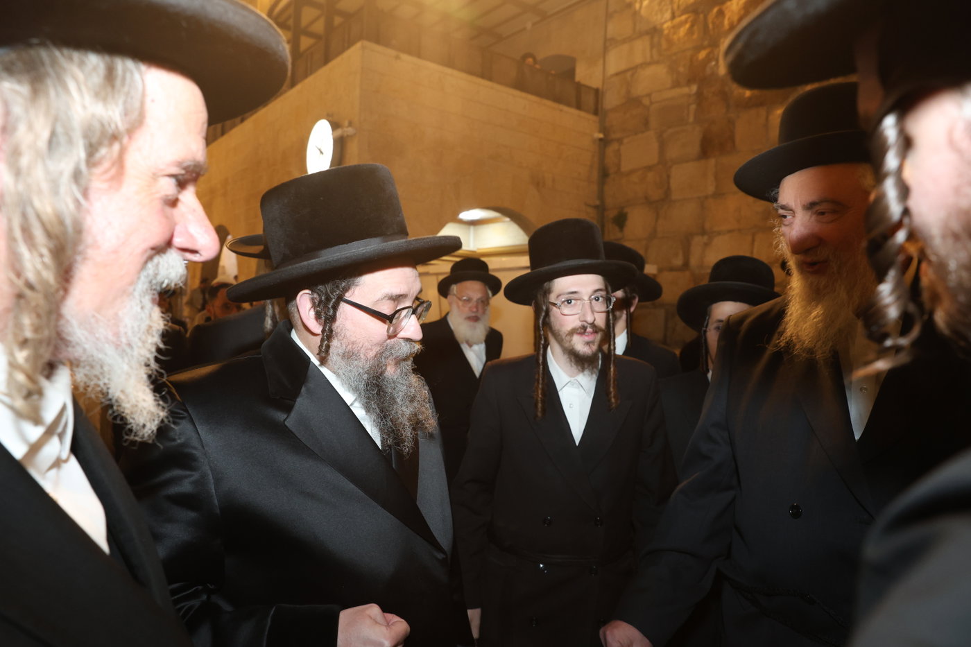 אדמורי"ם ורבנים בכותל - אסרו חג שבועות