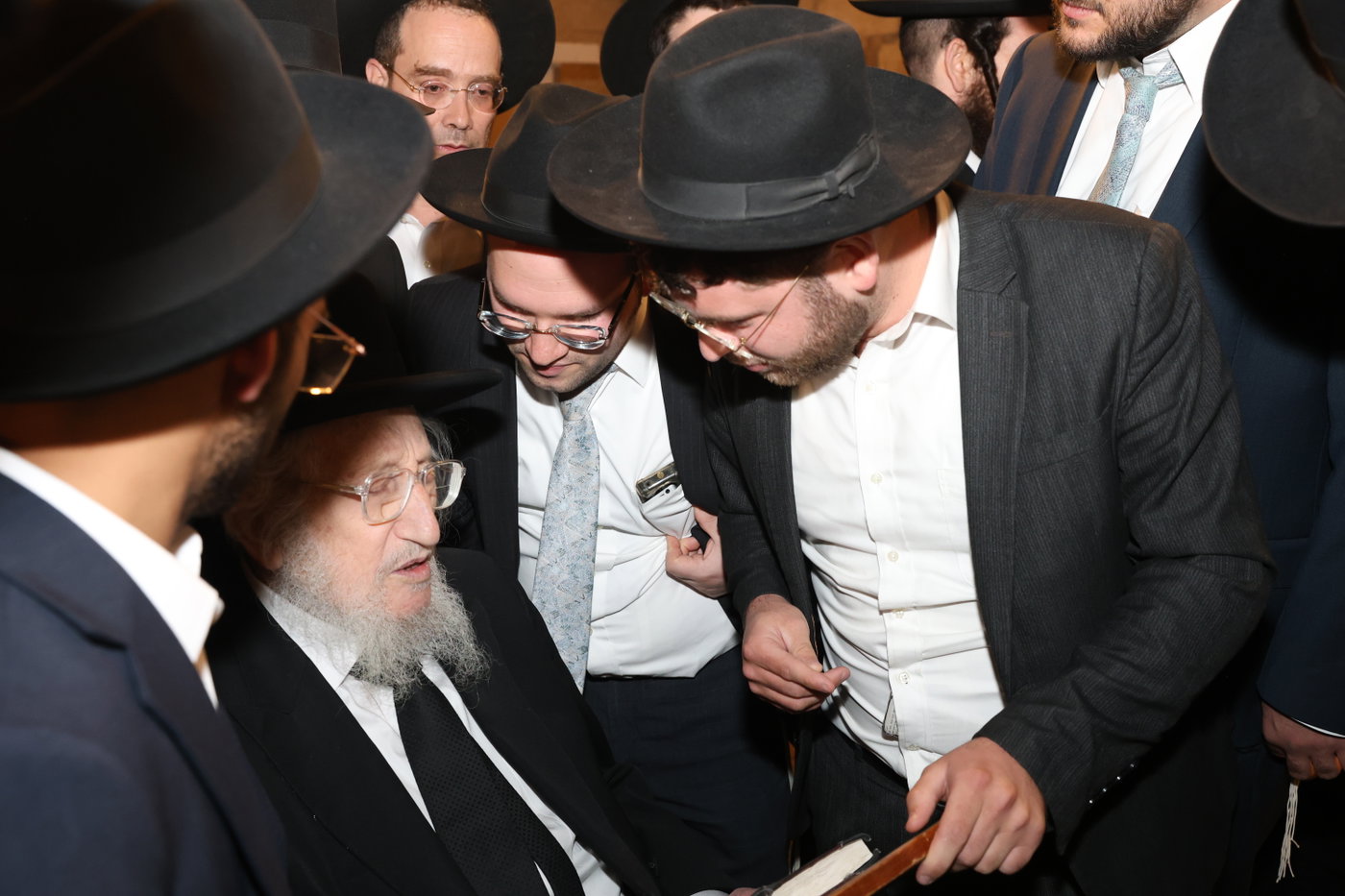 אדמורי"ם ורבנים בכותל - אסרו חג שבועות