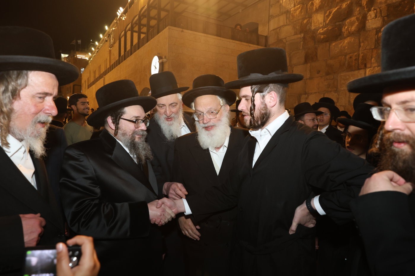 אדמורי"ם ורבנים בכותל - אסרו חג שבועות