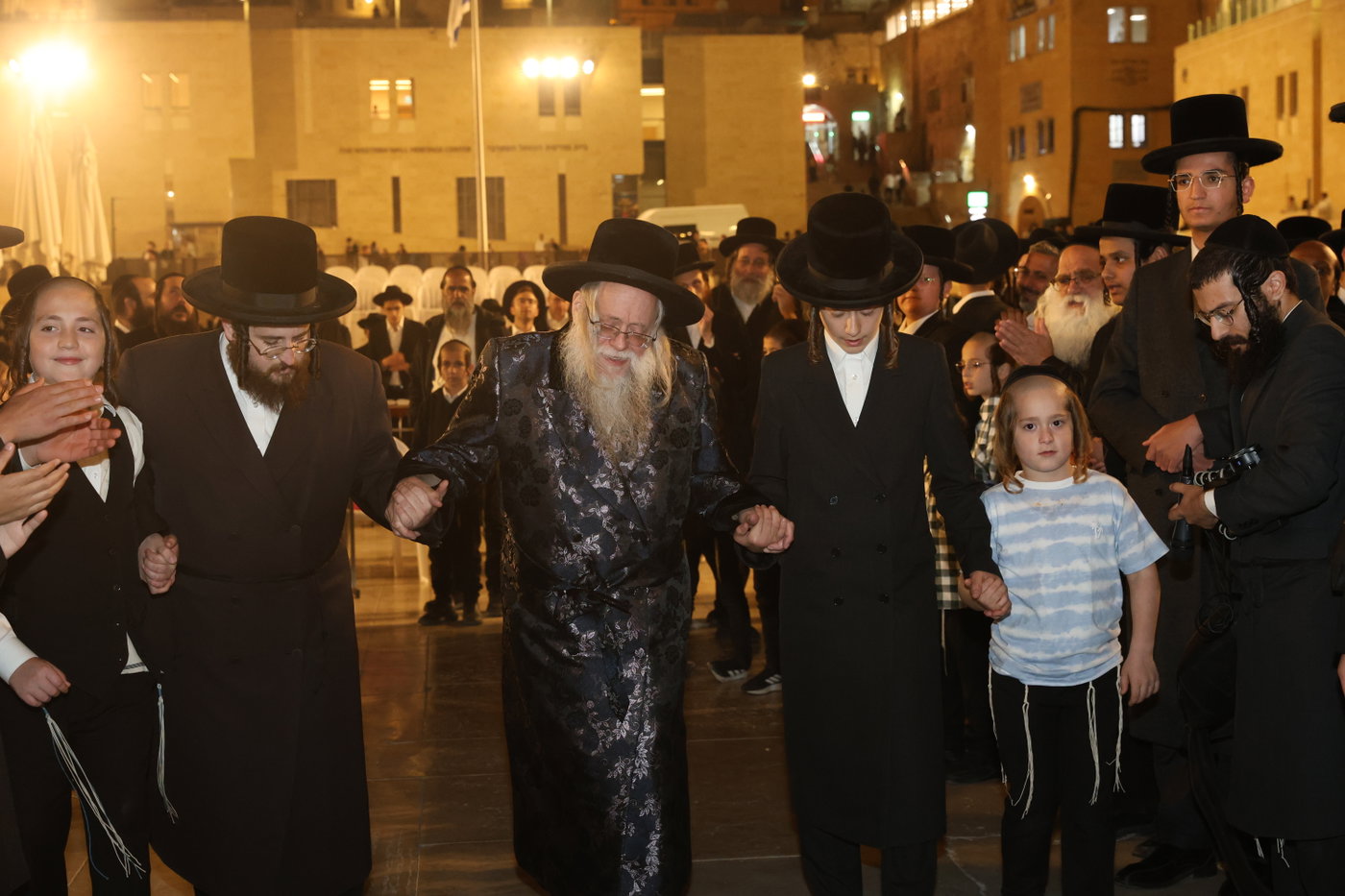 אדמורי"ם ורבנים בכותל - אסרו חג שבועות