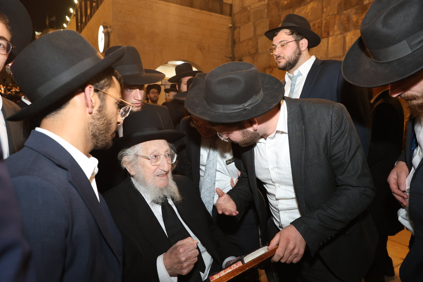 אדמורי"ם ורבנים בכותל - אסרו חג שבועות