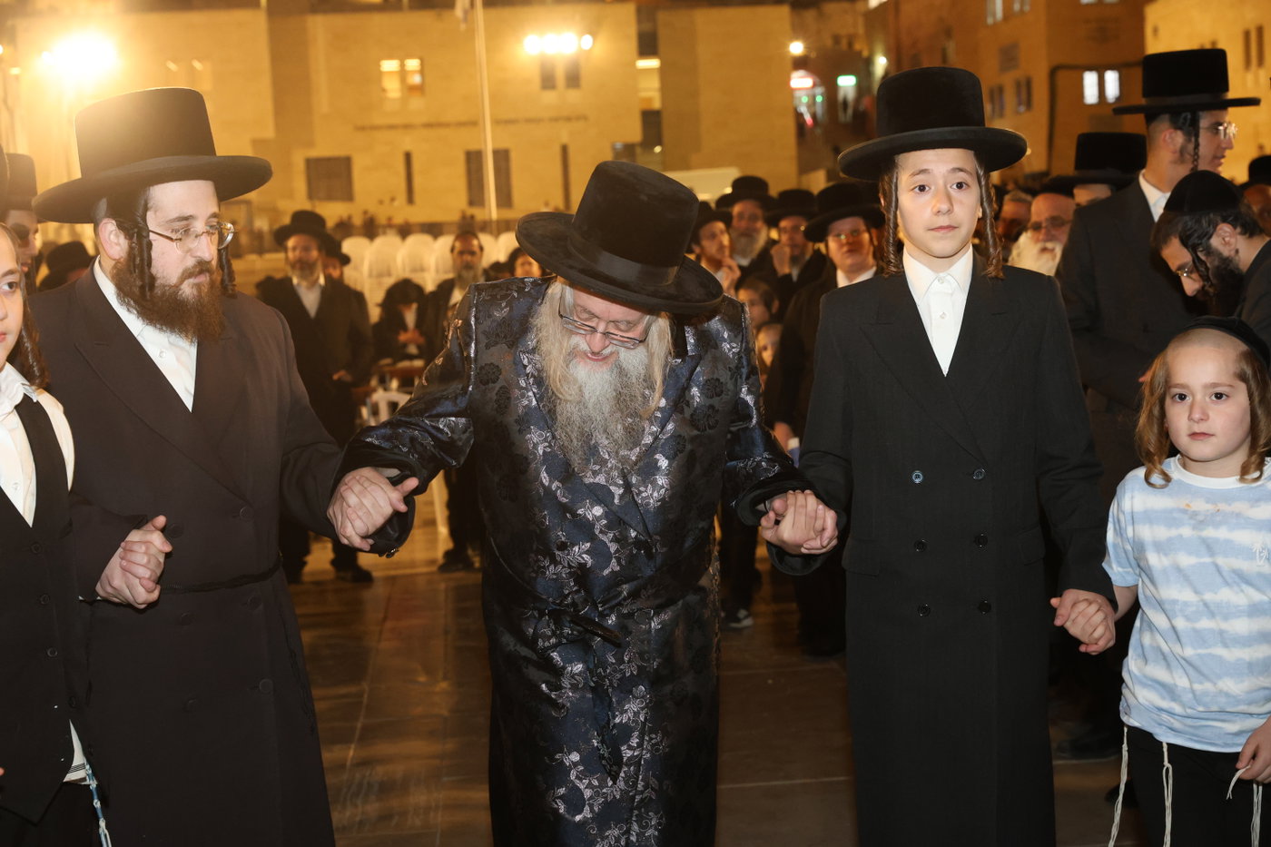 אדמורי"ם ורבנים בכותל - אסרו חג שבועות