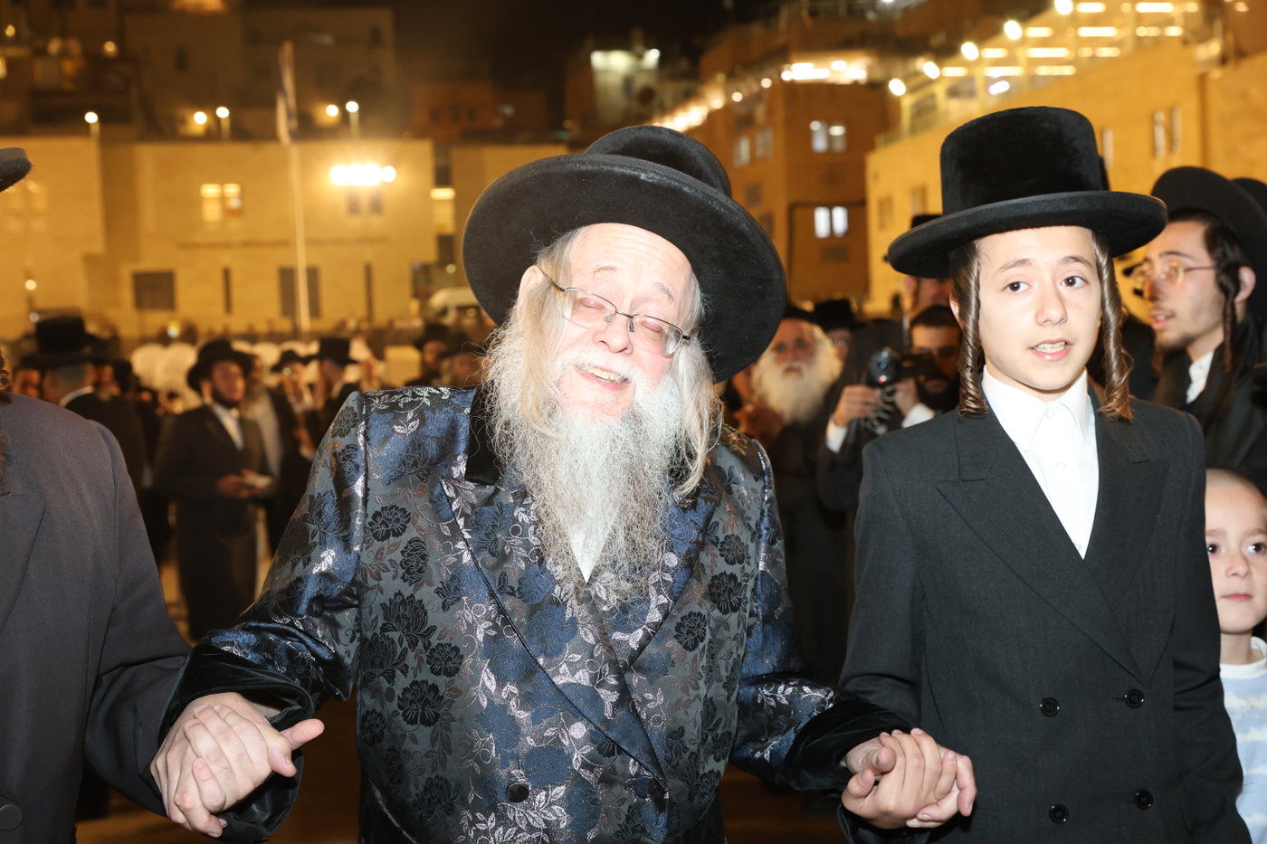אדמורי"ם ורבנים בכותל - אסרו חג שבועות