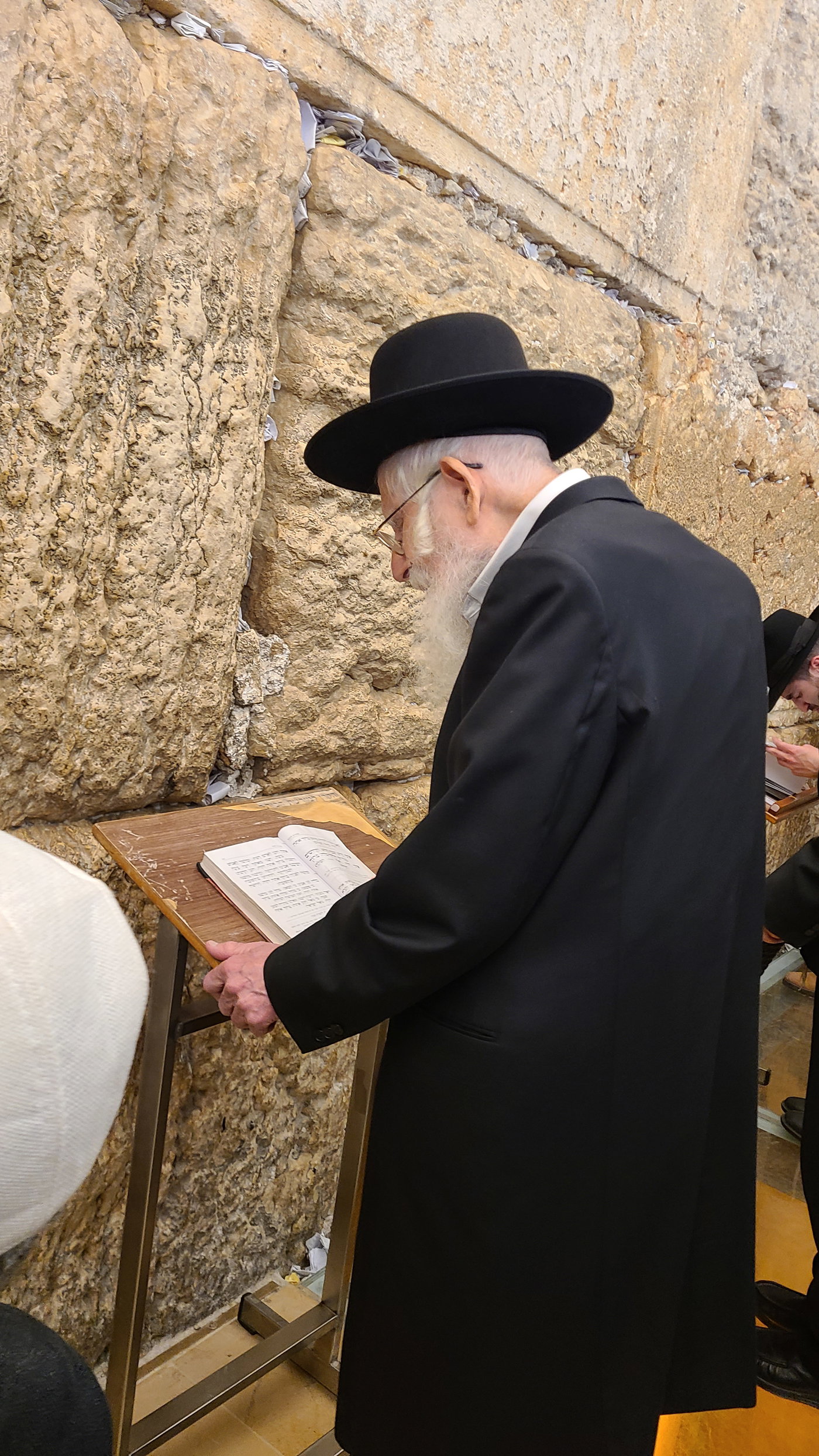 הגר"ע אויערבאך מול מקום המקדש
