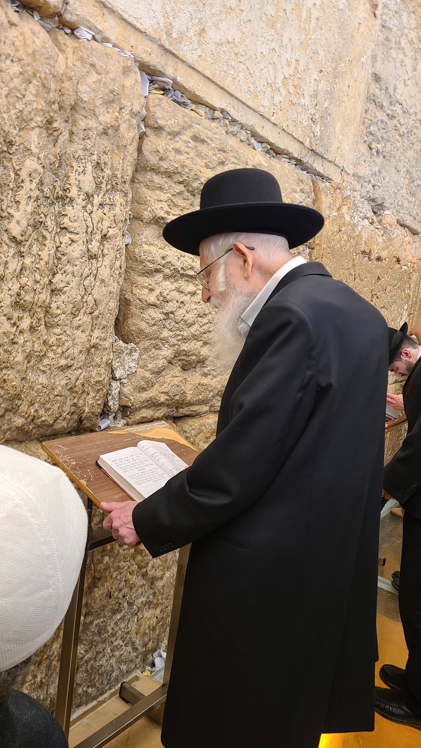 הגר"ע אויערבאך מול מקום המקדש