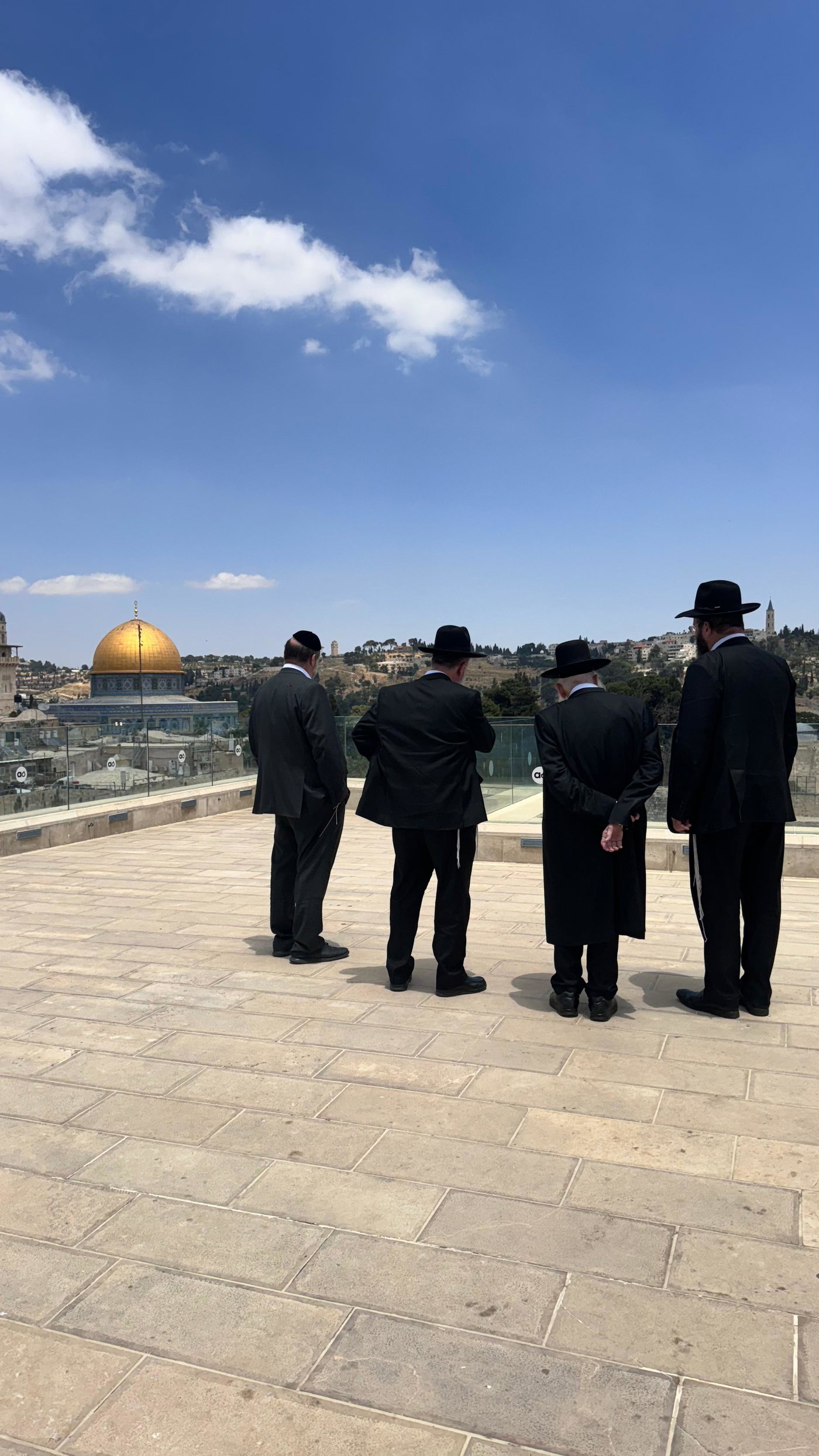 הגר"ע אויערבאך מול מקום המקדש