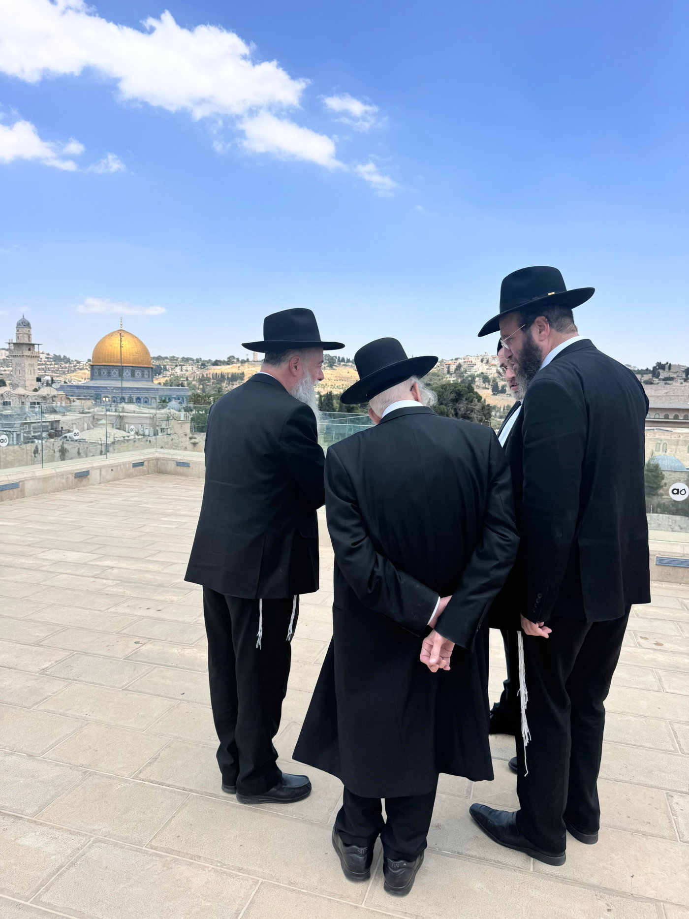 הגר"ע אויערבאך מול מקום המקדש