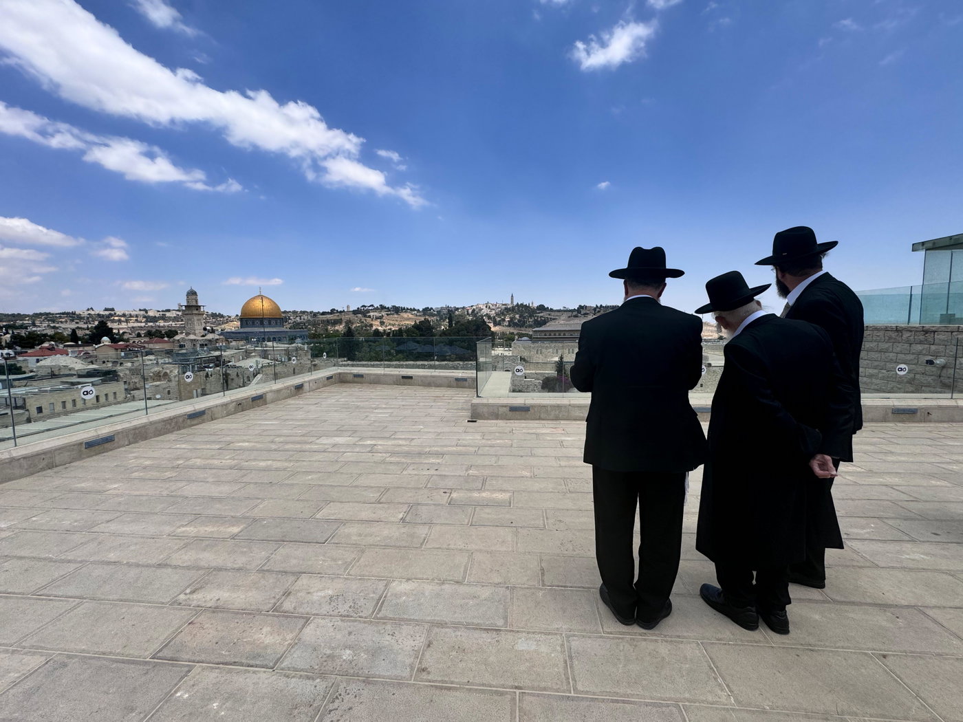 הגר"ע אויערבאך מול מקום המקדש