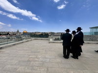 הגר"ע אויערבאך מול מקום המקדש
