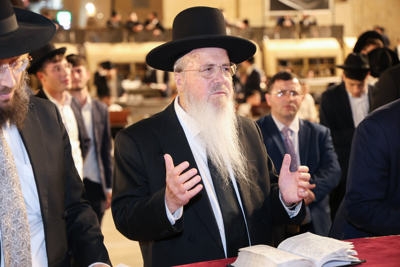 הגרב"צ אזרחי עם תלמידי ישיבתו בכותל המערבי