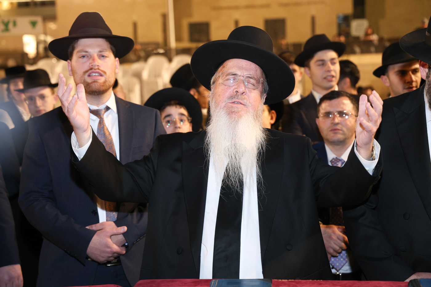 הגרב"צ אזרחי עם תלמידי ישיבתו בכותל המערבי
