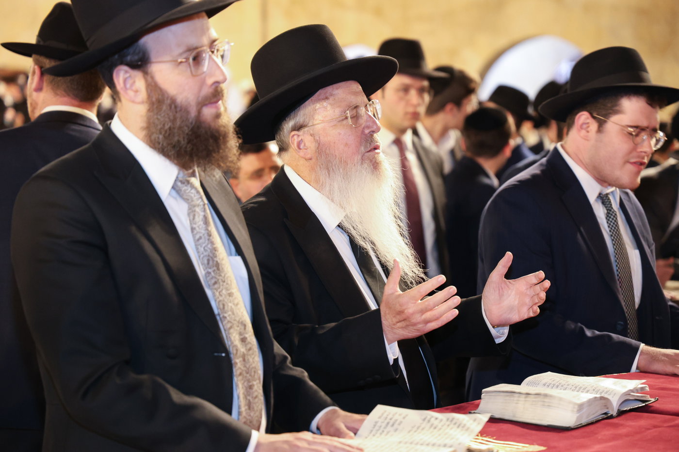 הגרב"צ אזרחי עם תלמידי ישיבתו בכותל המערבי