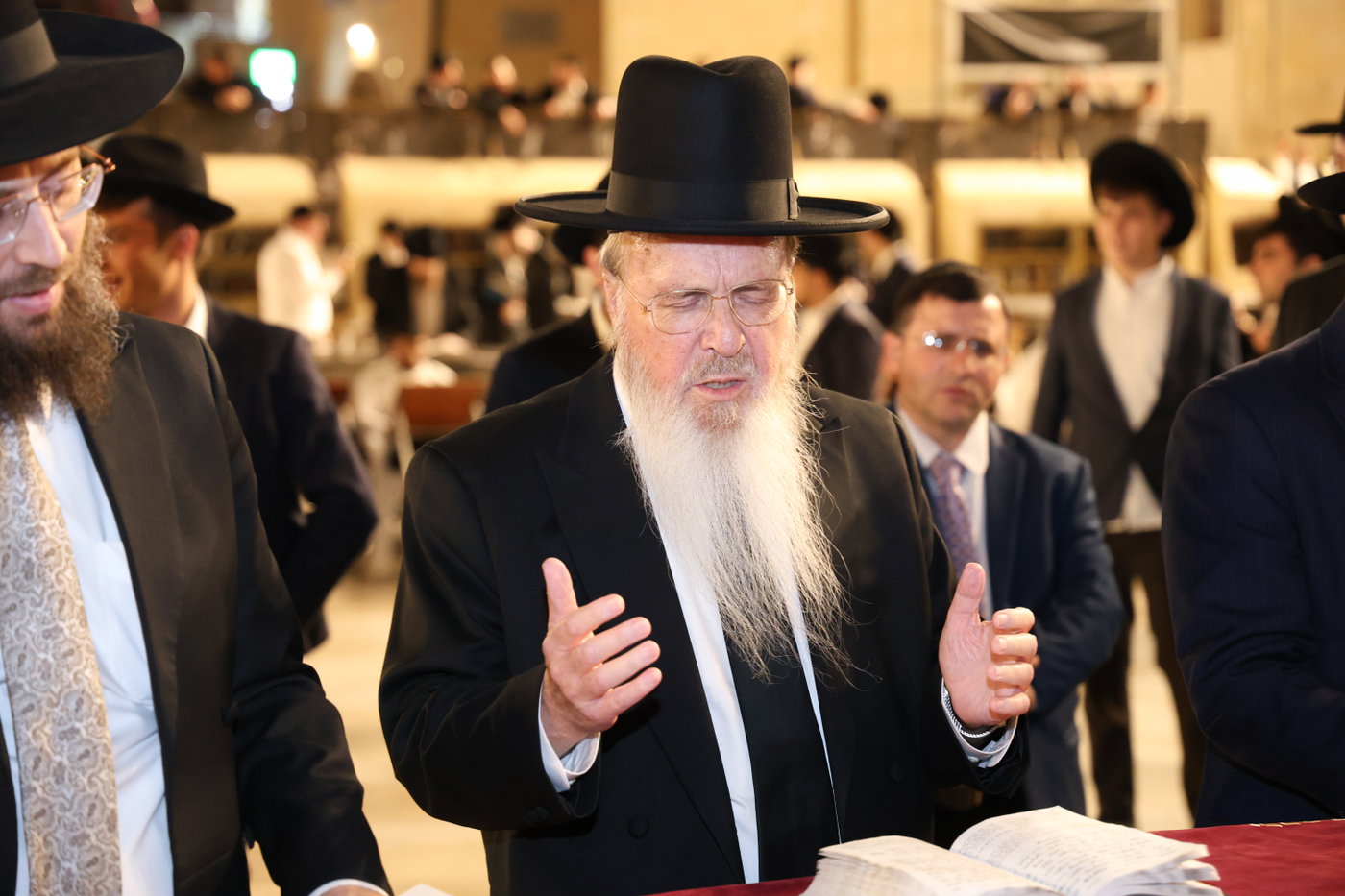 הגרב"צ אזרחי עם תלמידי ישיבתו בכותל המערבי