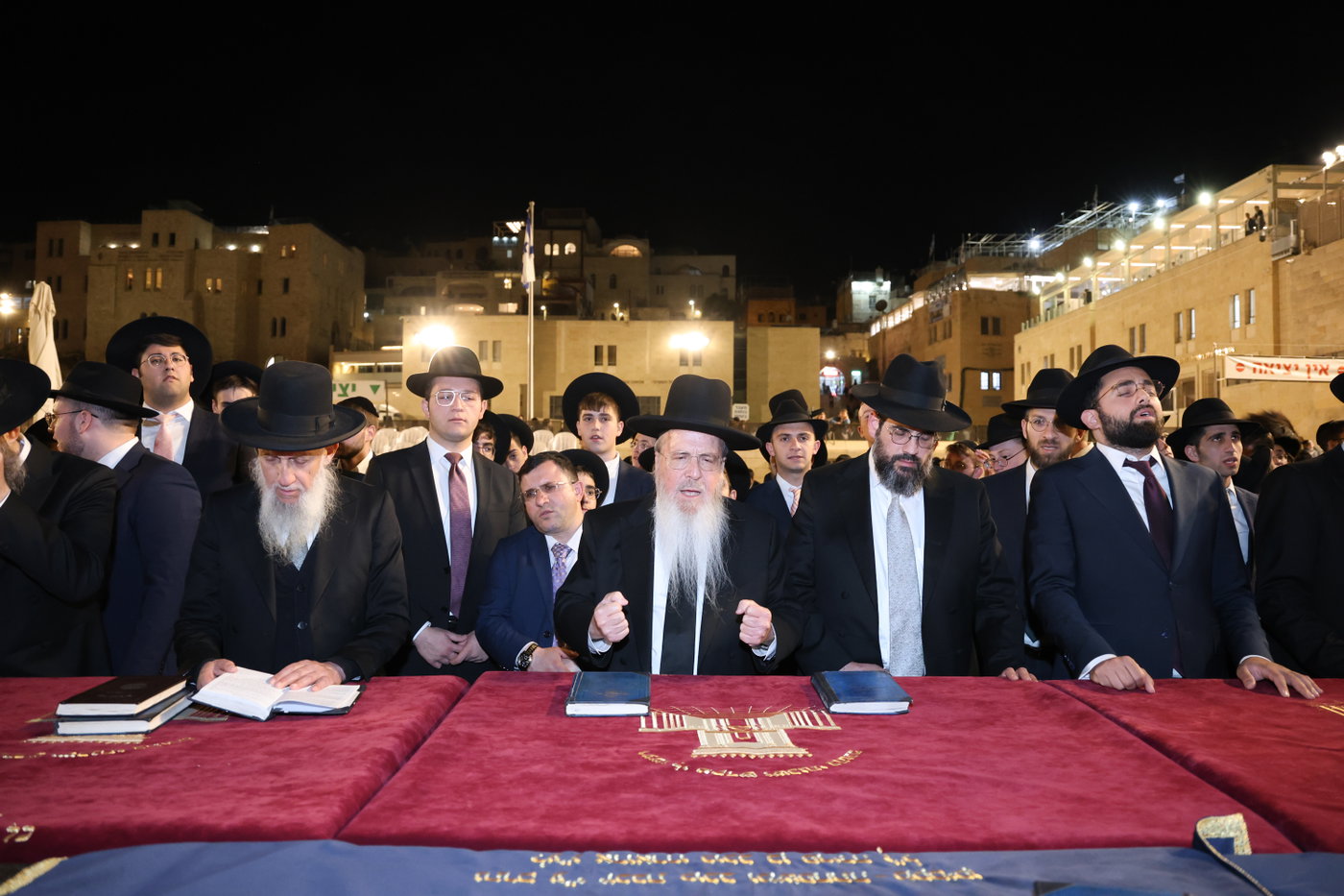 הגרב"צ אזרחי עם תלמידי ישיבתו בכותל המערבי
