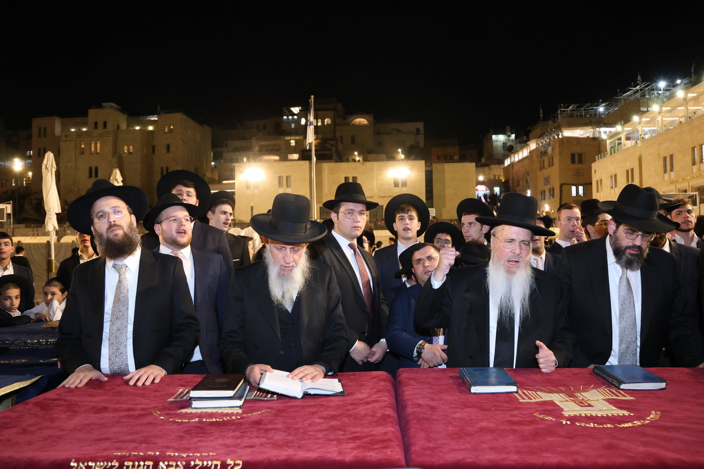 הגרב"צ אזרחי עם תלמידי ישיבתו בכותל המערבי