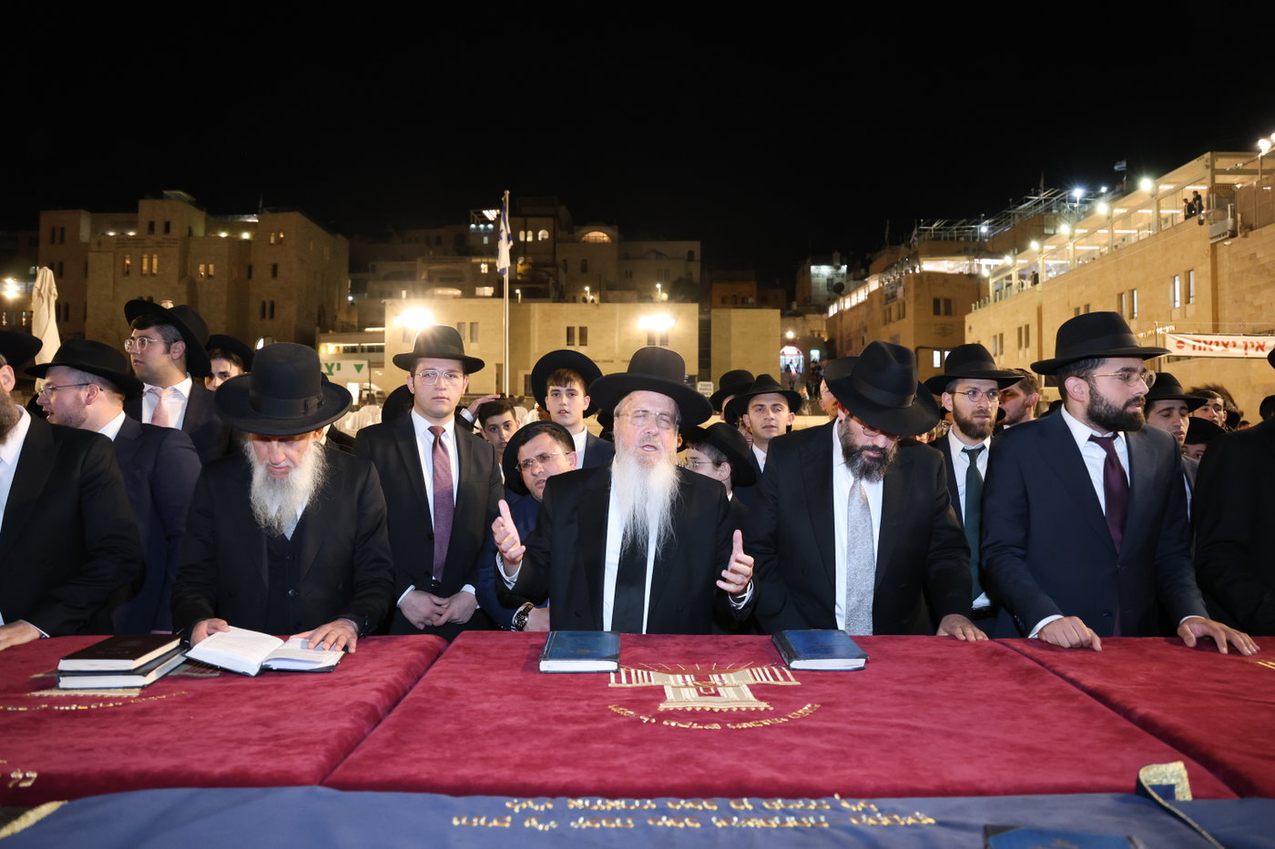 הגרב"צ אזרחי עם תלמידי ישיבתו בכותל המערבי