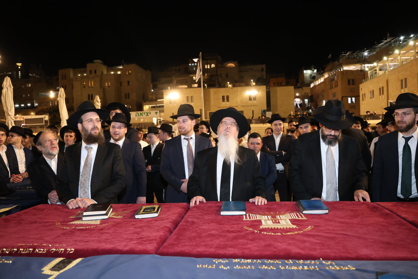 הגרב"צ אזרחי עם תלמידי ישיבתו בכותל המערבי