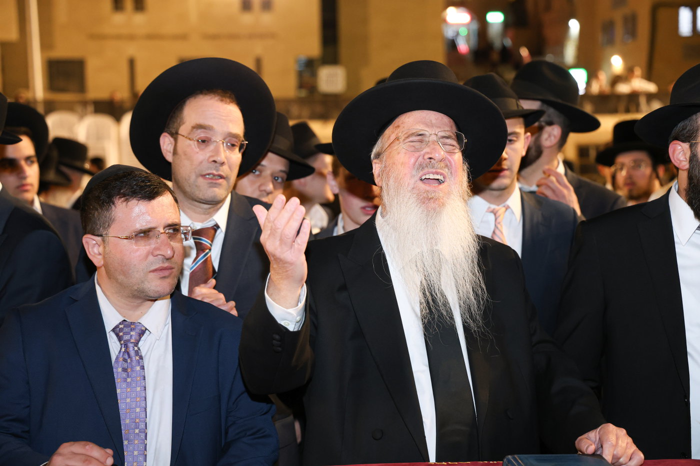 הגרב"צ אזרחי עם תלמידי ישיבתו בכותל המערבי