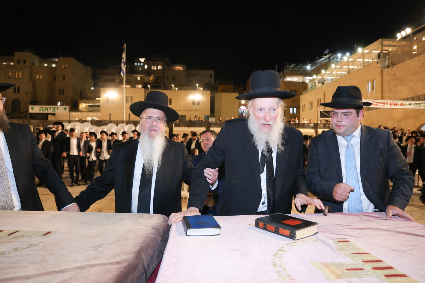 הגרב"צ אזרחי עם תלמידי ישיבתו בכותל המערבי