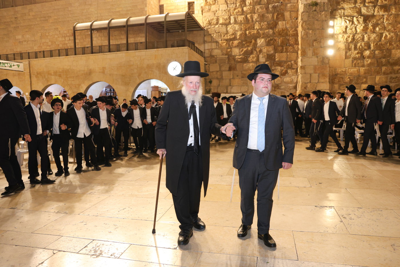 הגרב"צ אזרחי עם תלמידי ישיבתו בכותל המערבי