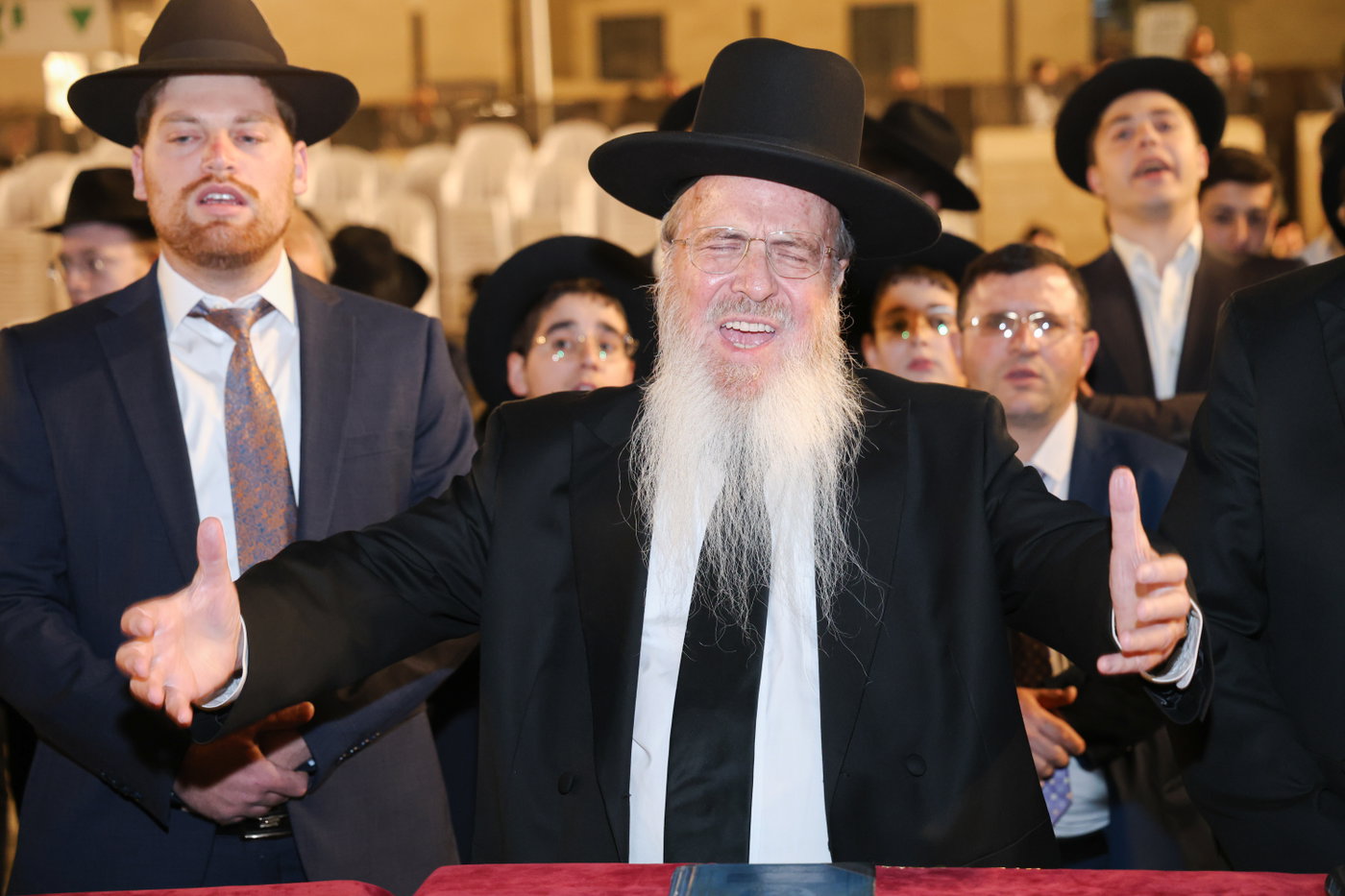 הגרב"צ אזרחי עם תלמידי ישיבתו בכותל המערבי