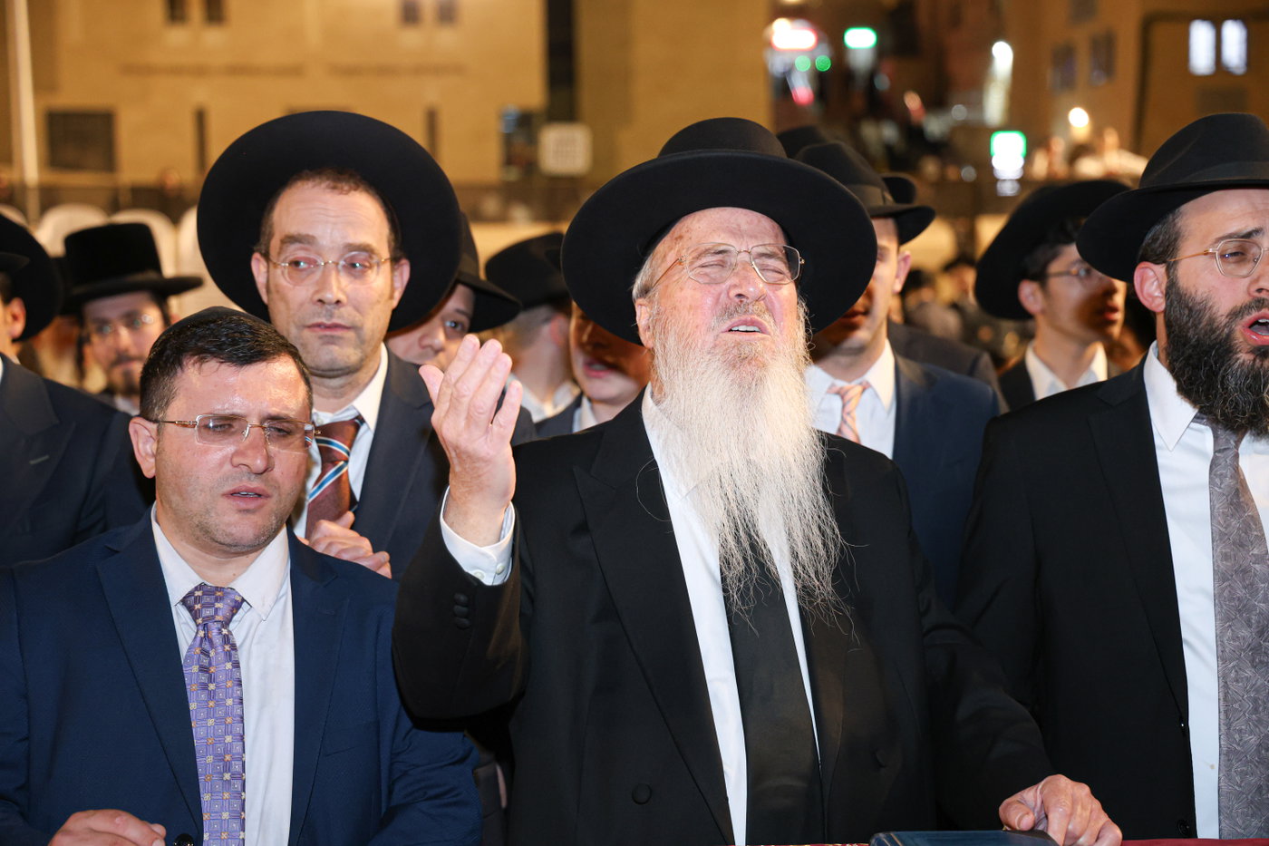 הגרב"צ אזרחי עם תלמידי ישיבתו בכותל המערבי