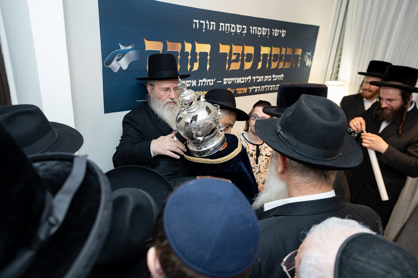 סיום כתיבת ספר התורה בחב"ד