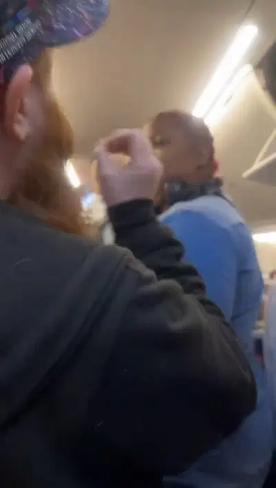 מזעזע את הרשת: אישה מנסה לעקוף את התור במטוס - "ואם אני ארביץ לך?"