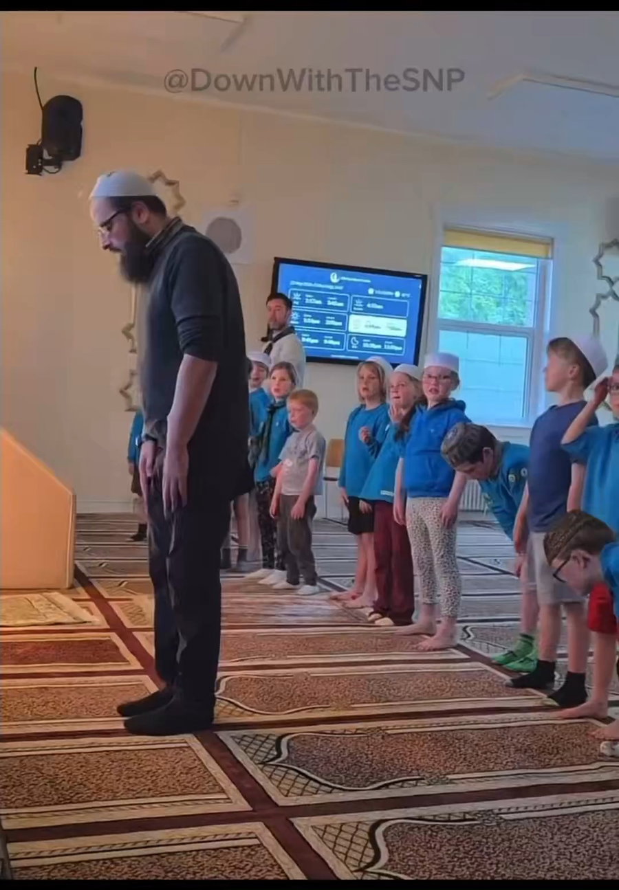 הילד עם חבריו במסגד הסקוטי
