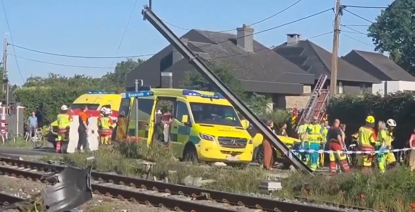 עצוב: ארבעה הרוגים בבלגיה לאחר התנגשות רכבת ברכב הסעות ילדים