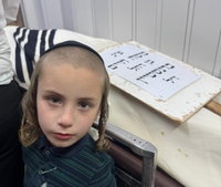 תיעוד קורע לב: הילד הקטן אומר קדיש בהלוויית אביו זצ"ל