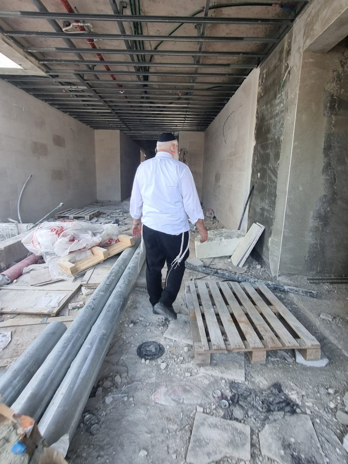 בסיור בתוך הבניינים החדשים עם ראש המועצה הרב רייך